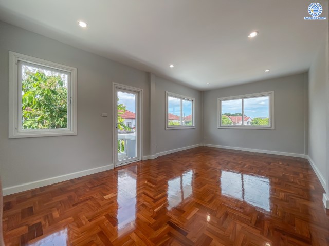 บ้านมือสองตกแต่งใหม่ คุณภาพแบรนด์ LH ม.ชลลดา บางบัวทอง เนื้อที่ 76 ตร.ว. ตกแต่งหรูหรา ฟังก์ชันจัดเต็ม 3 ห้องนอน 2 ห้องน้ำ จอดรถได้ 2 คัน พร้อม Facilities ครบ! บนทำเลคุณภาพ เชื่อมต่อได้หลายเส้นทาง ใกล้เซ็นทรัลเวสต์เกต และรถไฟฟ้า "สถานีบางพลู"